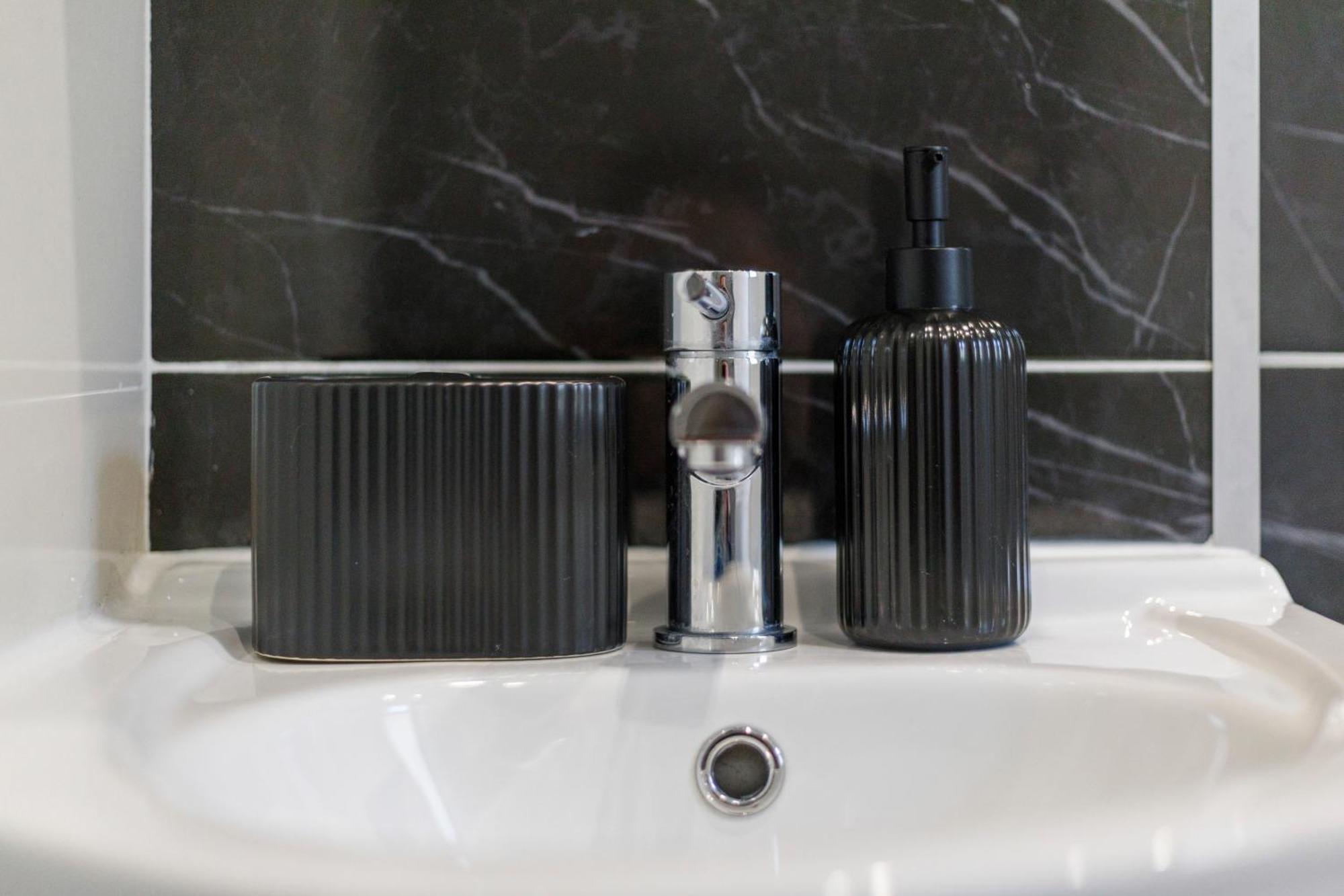 Wembley Luxury 3 Bedroom ロンドン エクステリア 写真